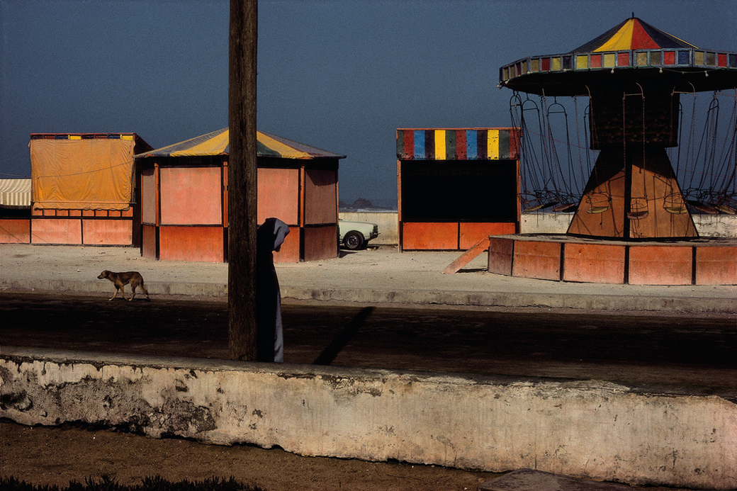 HurryGruyaert-MOROCCOEssaouiraAmusementStandsNearTheBeachfront-1988