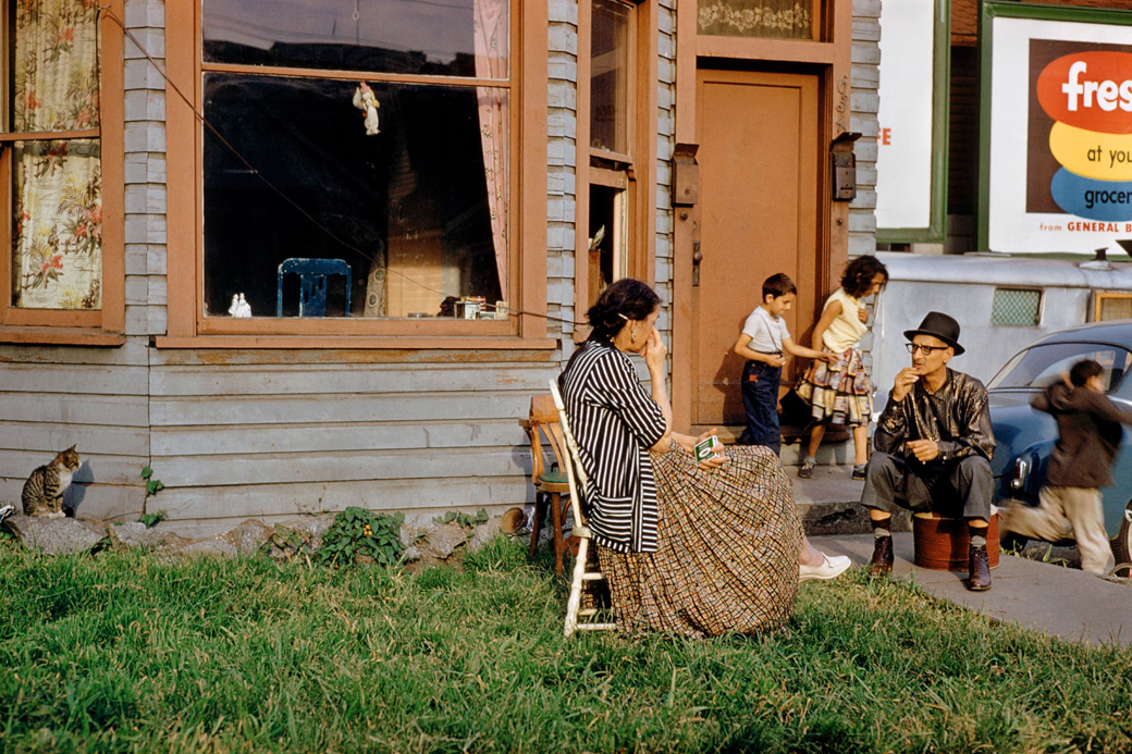 FredHerzog-FamilyOnLawn1959