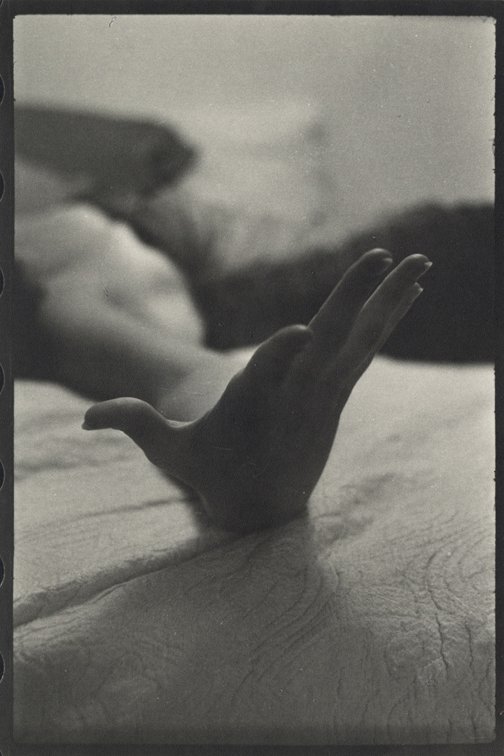 SaulLeiter-untitled-hand-nude_x1080